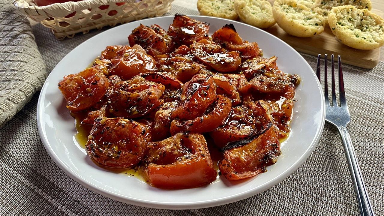 Tomates asados al horno una guarnición saludable para nuestras comidas