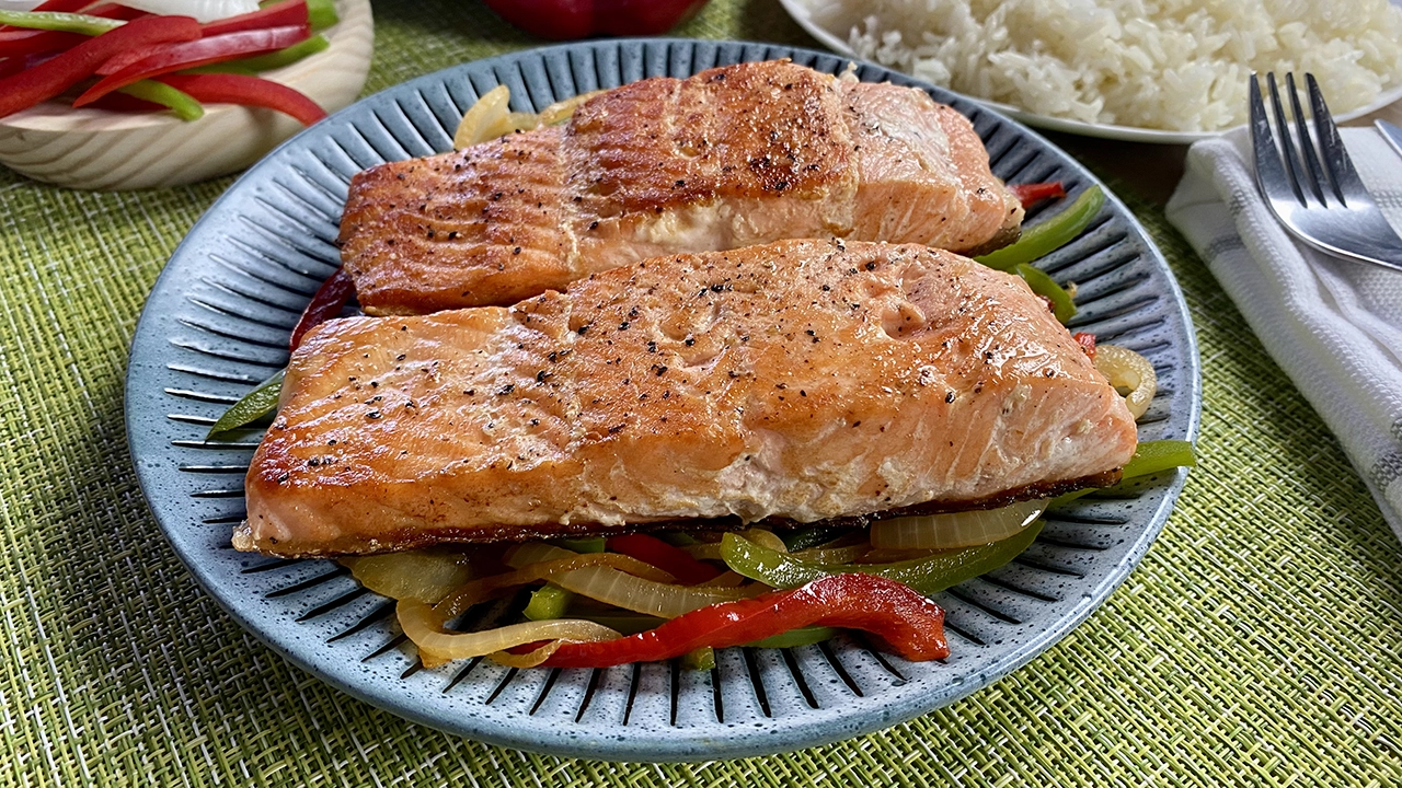 Salmón con verduras Receta fácil y saludable