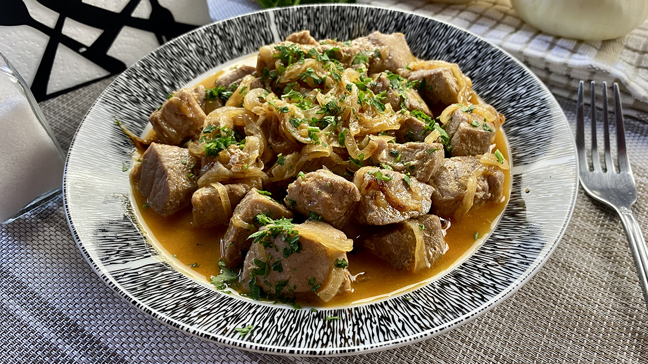 Atún encebollado