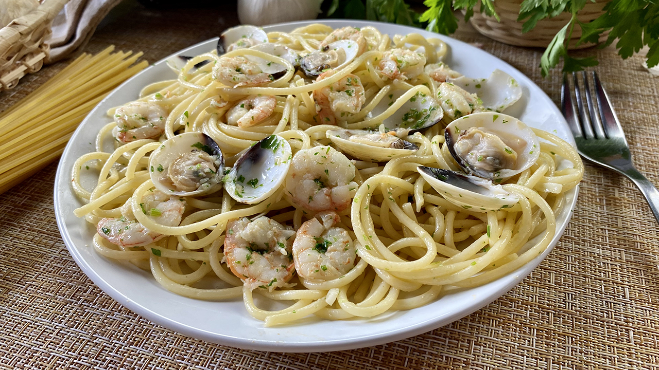 Espaguetis con gambas y almejas