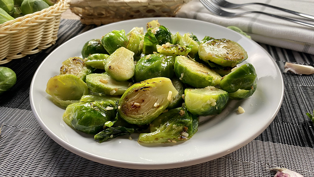 Coles de bruselas salteadas