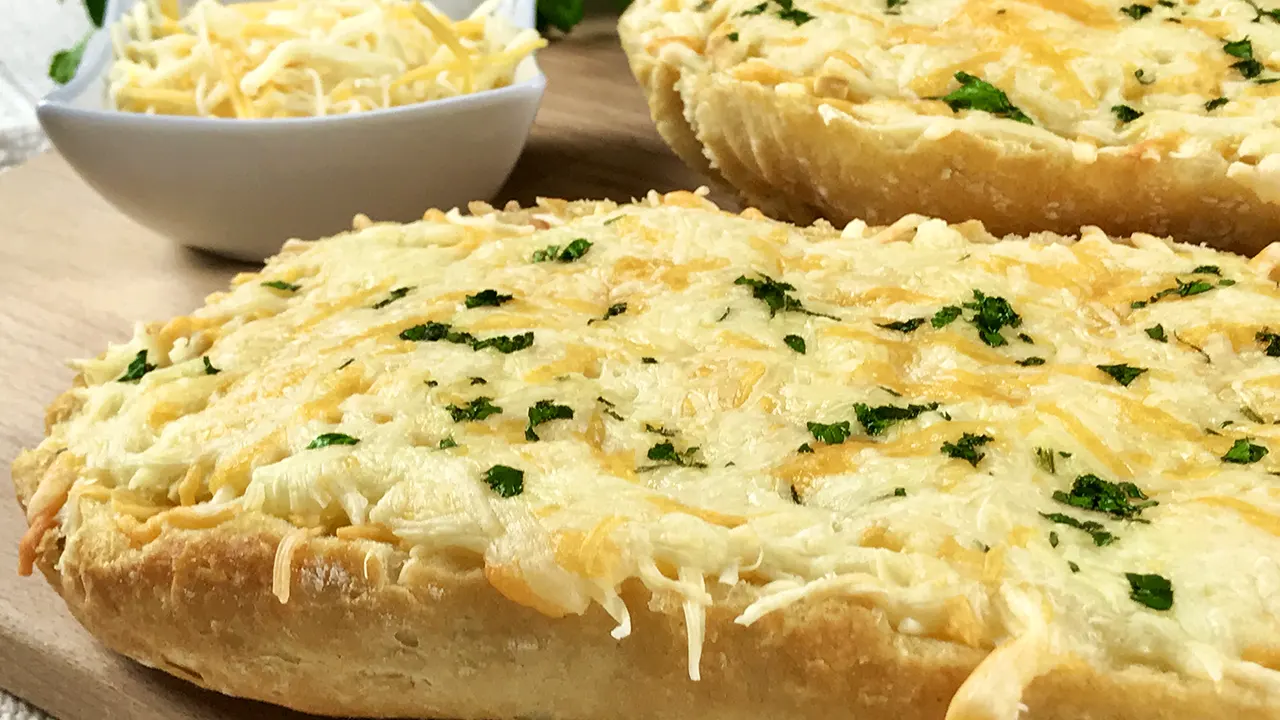 Pan con ajo y queso gratinado