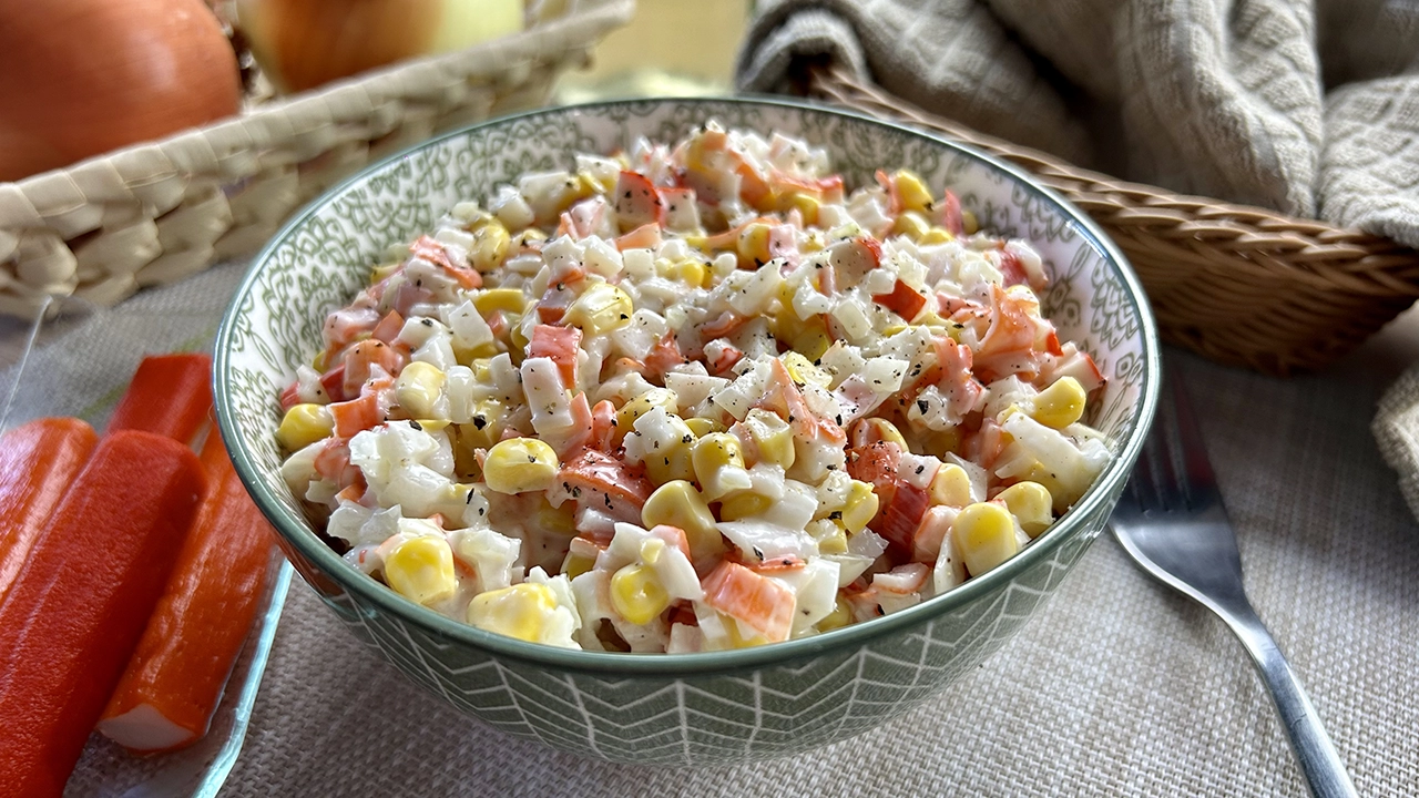 Ensalada de surimi, una receta muy sencilla y rápida de preparar