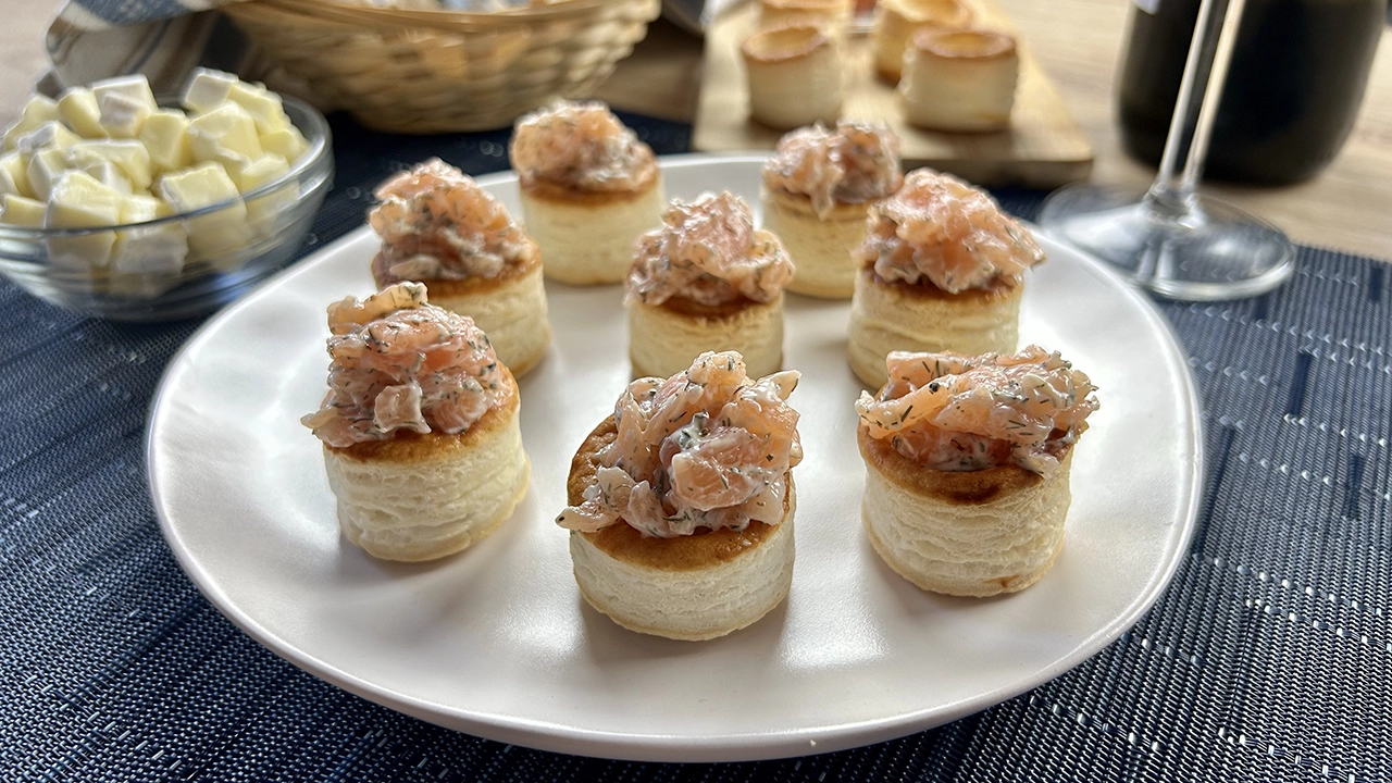 Volovanes rellenos de salmón, mayonesa y eneldo