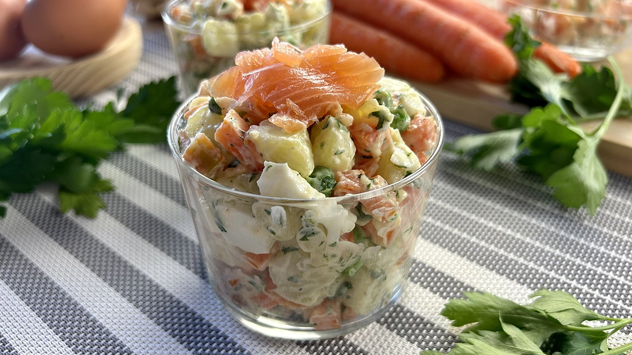 Vasitos de ensaladilla rusa y salmón