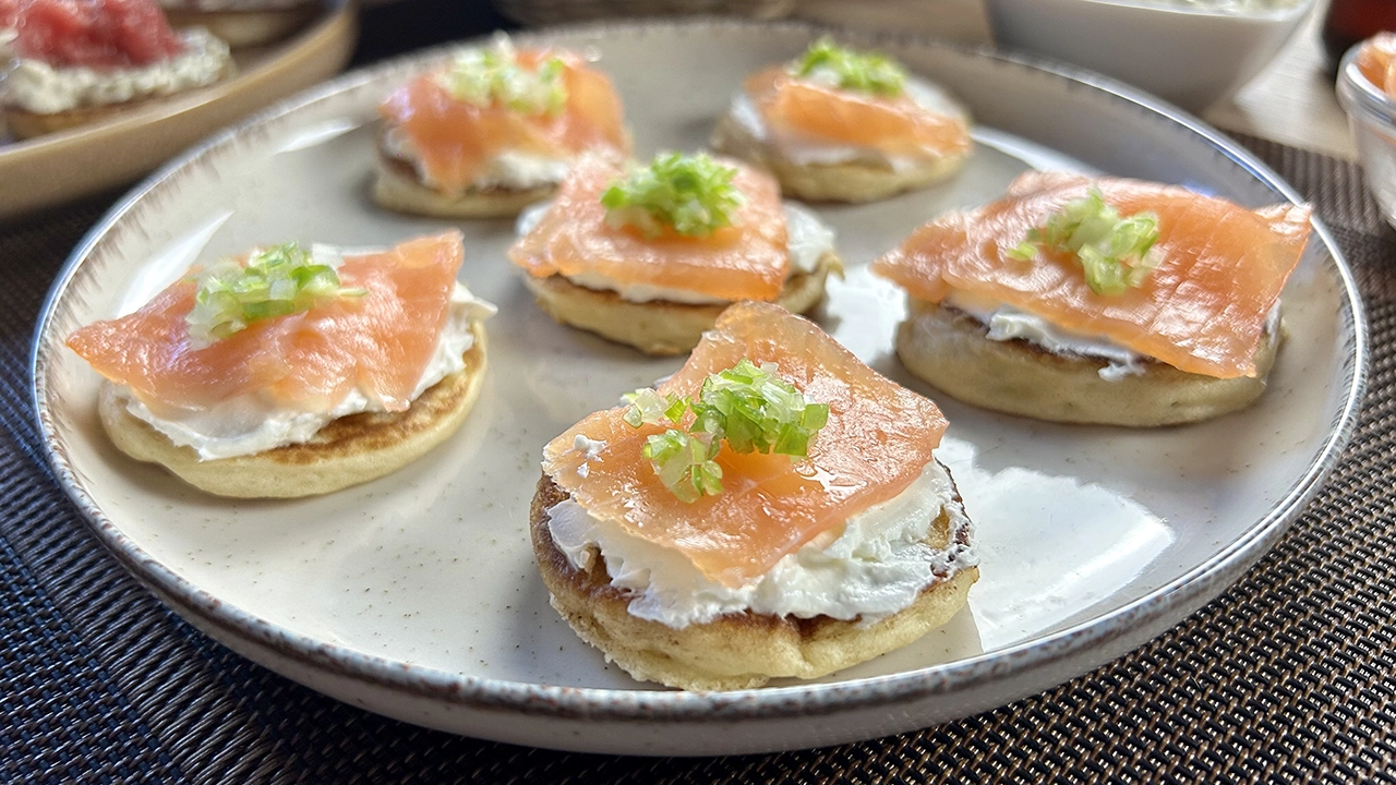 Blinis con queso crema y salmón