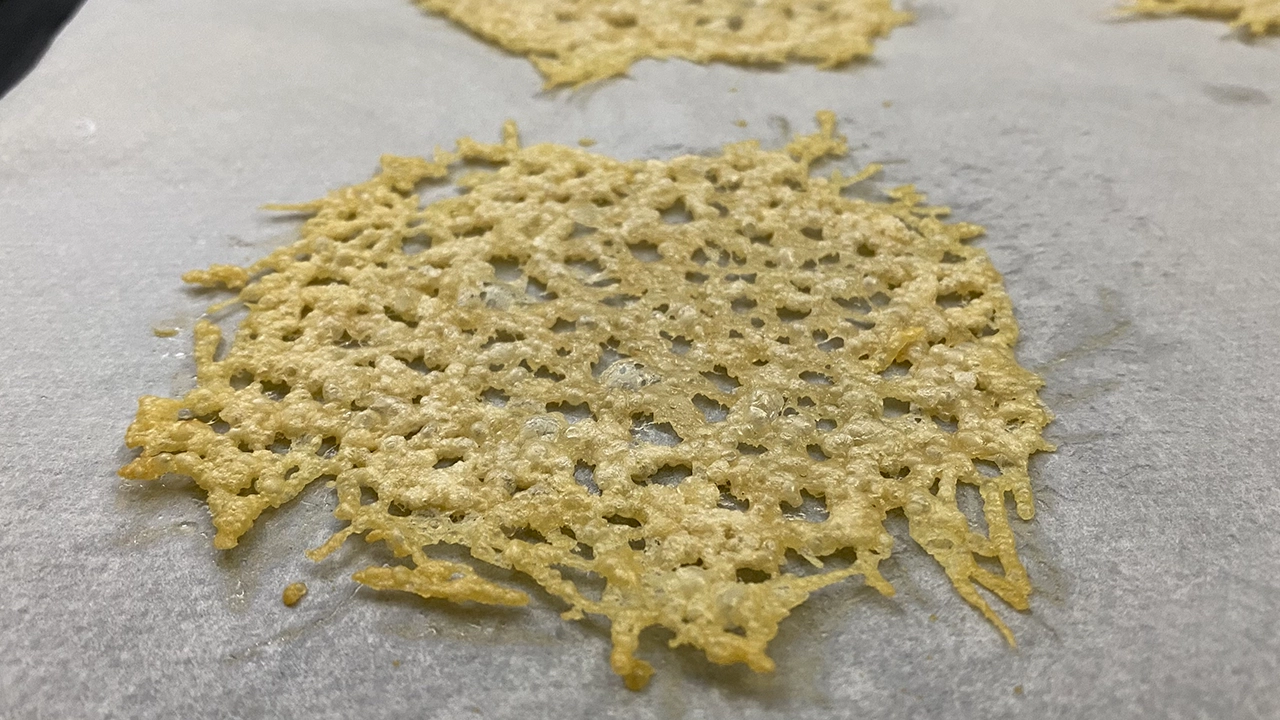 Crujiente de queso parmesano al horno
