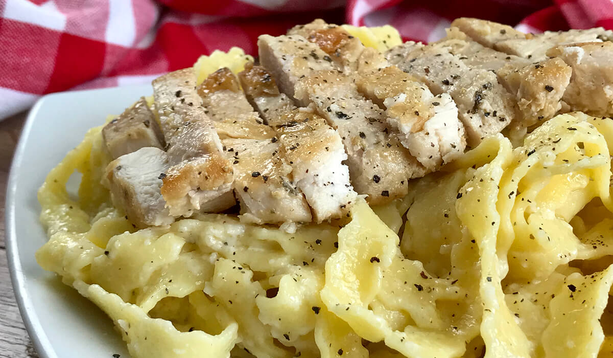 Pasta con salsa alfredo y pollo