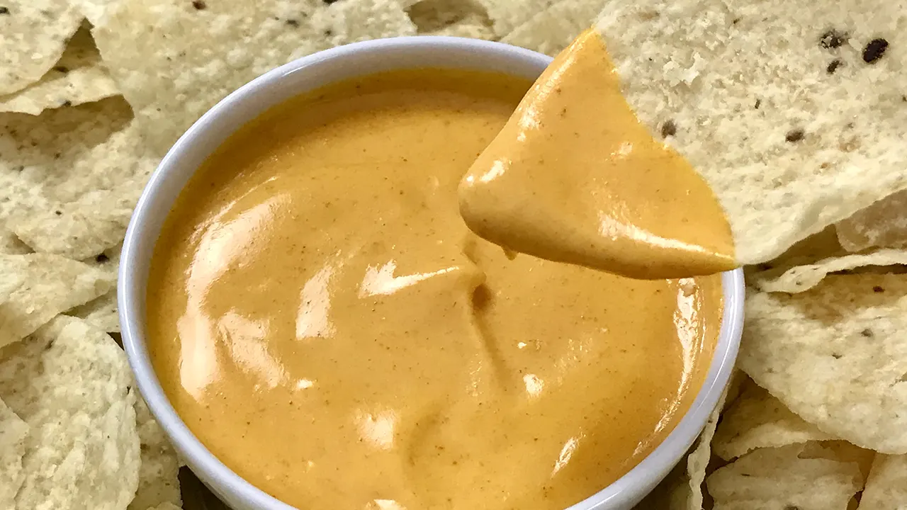 Nachos con salsa de queso