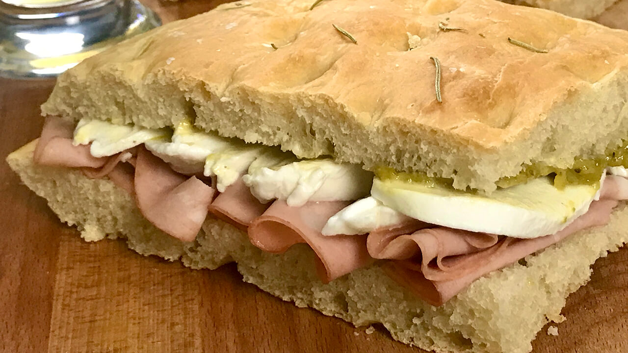 Focaccia con mortadela y pistachos
