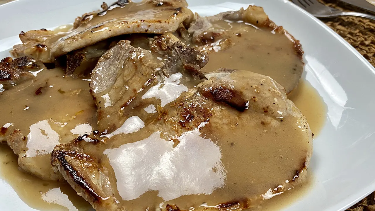 Chuletas de cerdo en salsa gravy