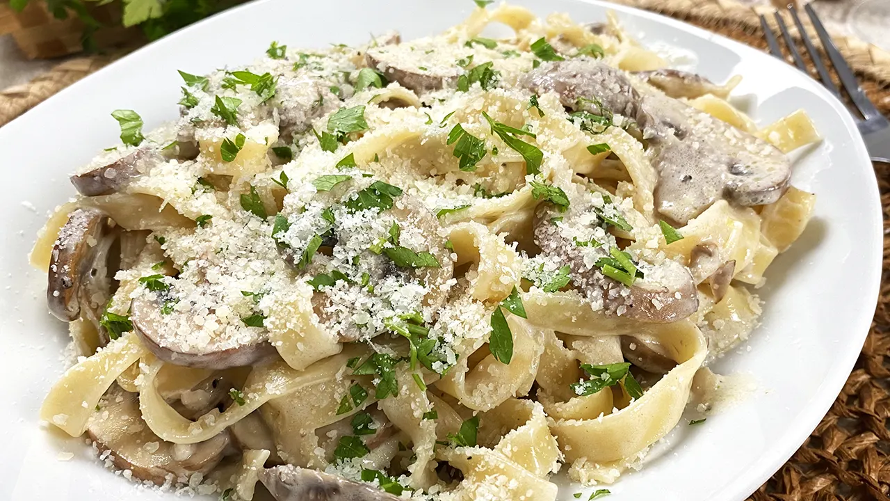 Pasta con salsa de champiñones portobello