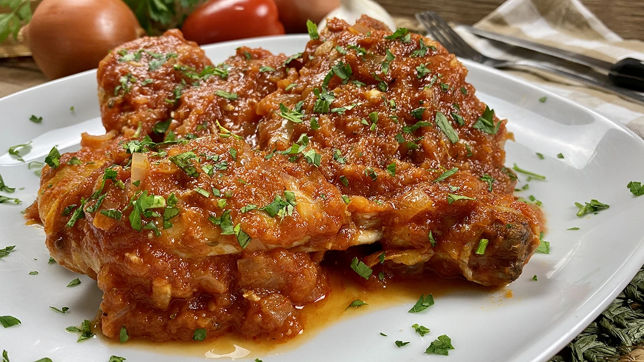 Pollo con tomate