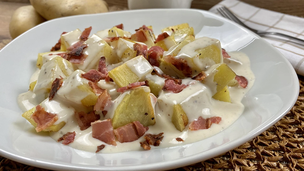 Patatas al horno con bechamel y bacon