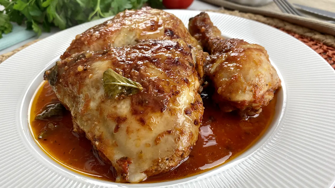 Contramuslos de pollo en salsa de tomate