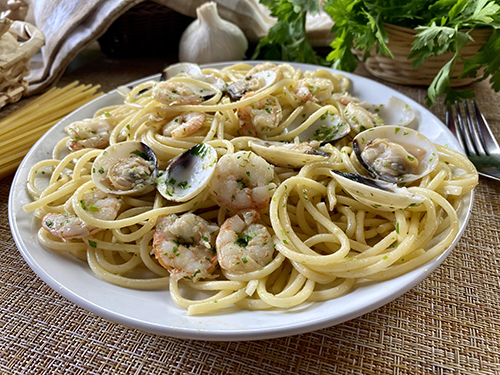 Espaguetis con gambas y almejas