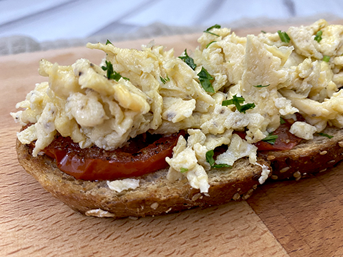 Tosta de tomates y revuelto de huevo
