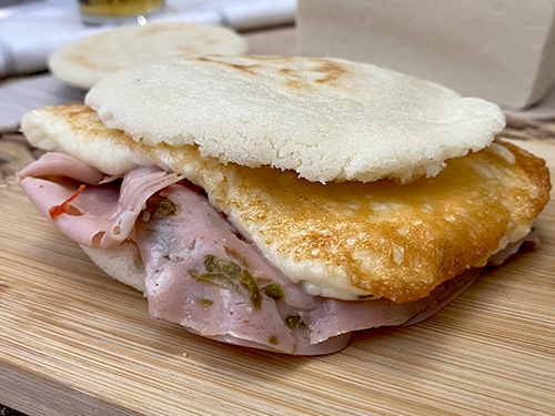 Arepa de mortadela y queso frito