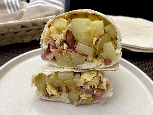 Burrito de desayuno con huevos, patatas y bacon