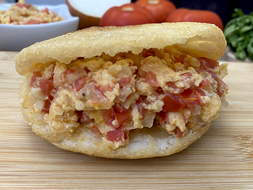 Arepa frita con perico