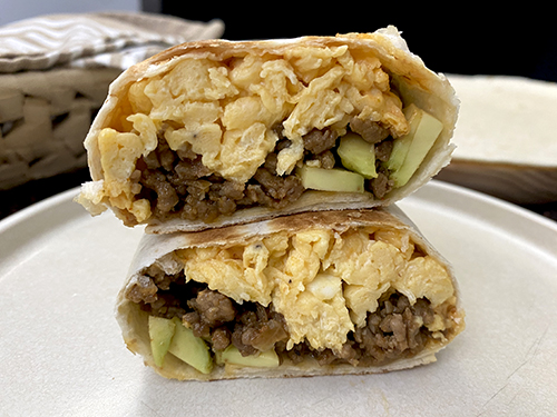 Burrito de desayuno con carne y mayonesa de chipotle