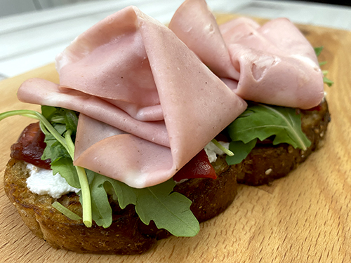 Tosta con Mortadela, Pimientos y Rúcula