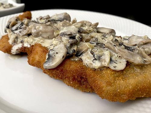 Schnitzel de cerdo con salsa de champiñones