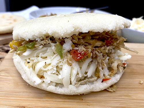 Arepa con pollo y queso