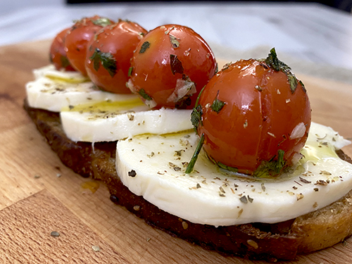 Tosta con tomate cherry y mozzarella  